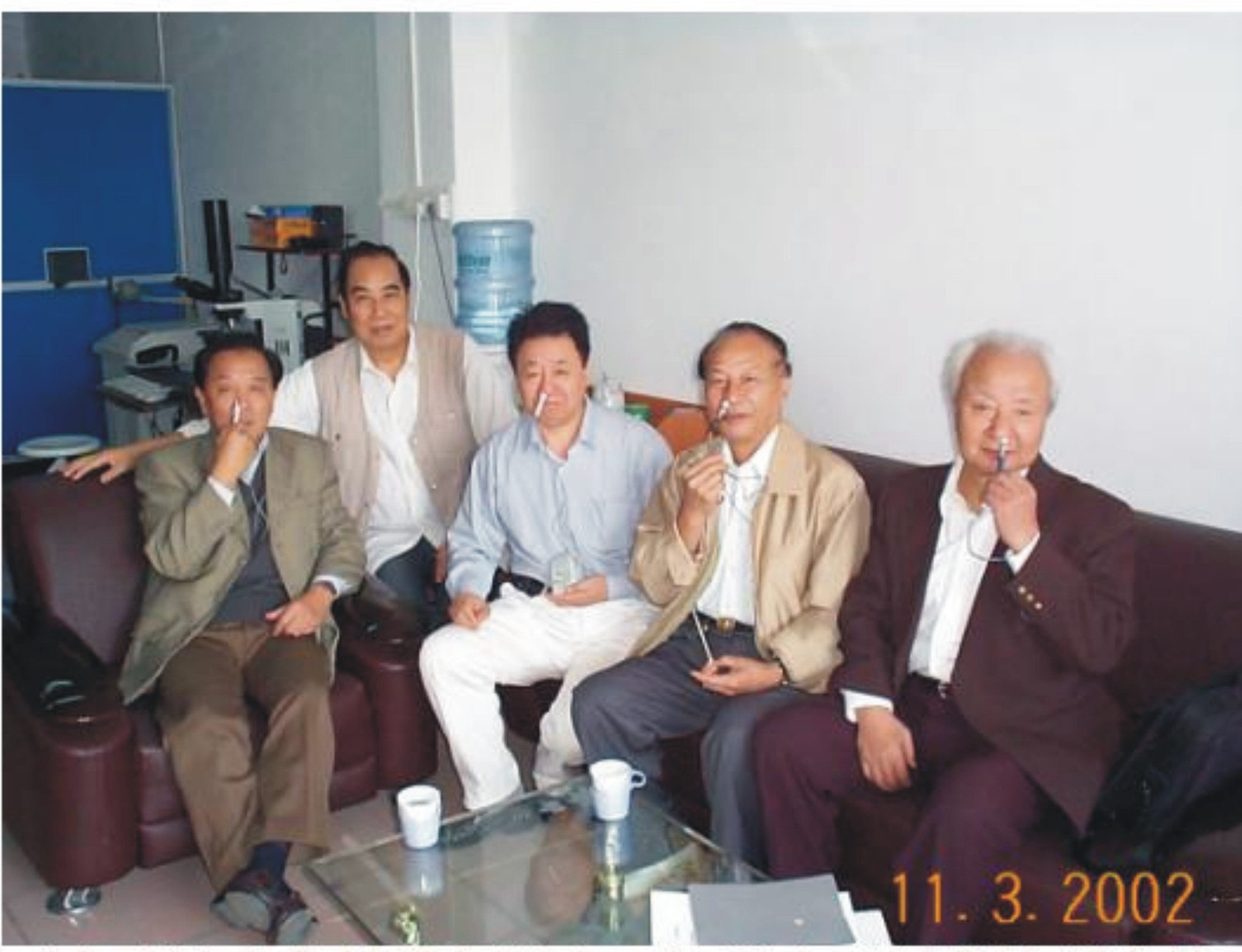 许叔祥教授（左一）杨子彬教授（右一）与岑烈芳教授（左二）合影留念。