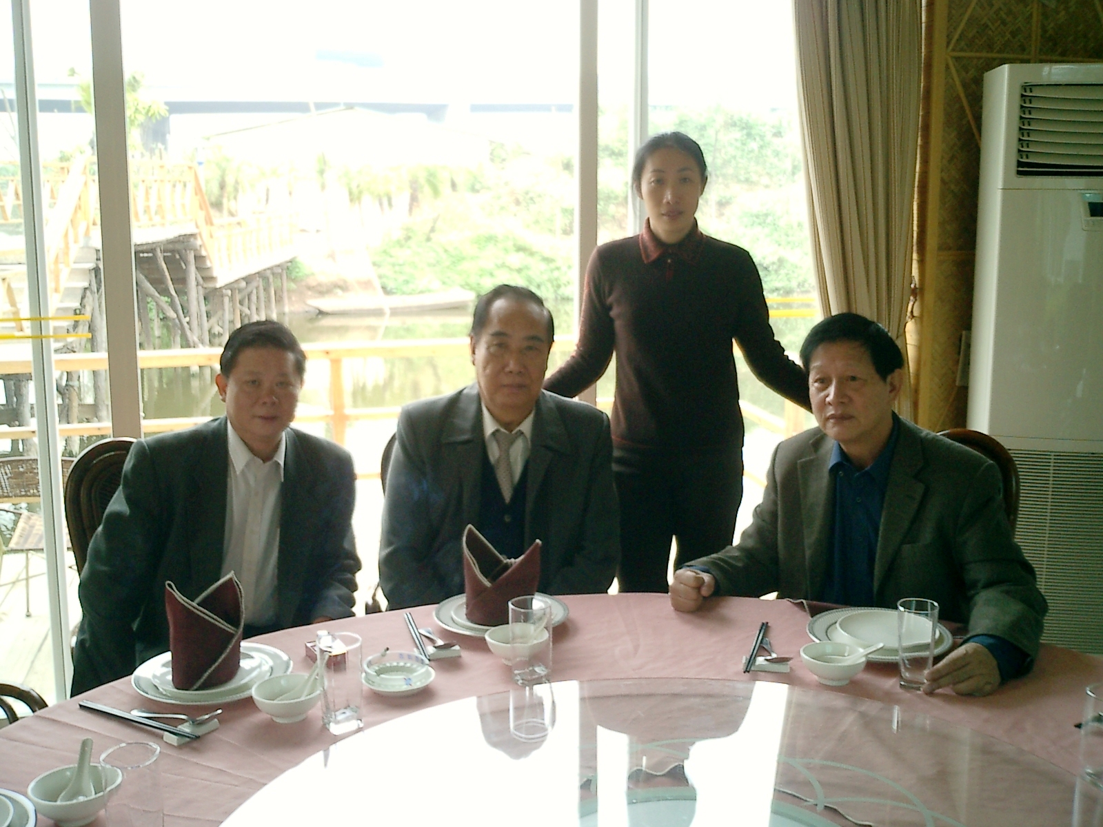 广东省中医药亚健康专业委员会原主任、广东省中医药学会原副会长邝日建教授（右一）岑烈芳教授合影